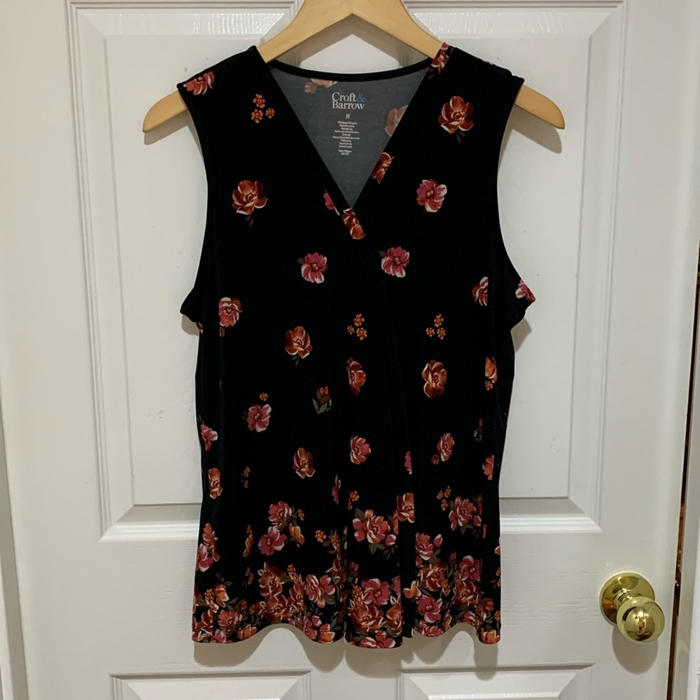 *Sale* 3/$18 - Croft & Barrow sleeveless black floral top size medium
